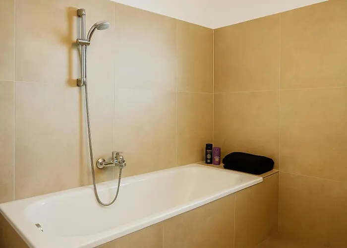 Apartment Modern With Garden & Free Parking *